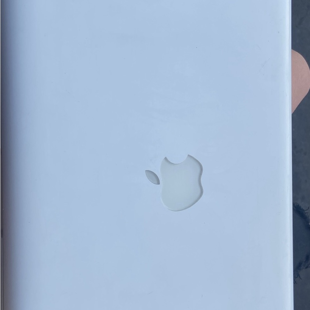 Apple MacBook 2009 it’s in good condition it has been used